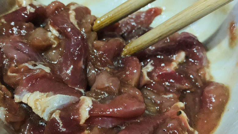 冬笋炒牛肉,搅拌均匀,腌制十分钟;