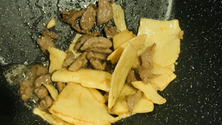 冬笋炒牛肉,迅速翻炒,牛肉变色,就可以起锅,中间不要加水哦,无水炒才香;