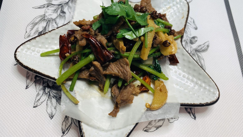 干煸牛肉丝,干煸牛肉丝完成啦!