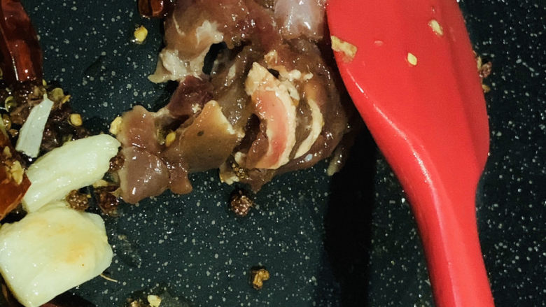 干煸牛肉丝,炒香辣椒和花椒,倒入牛肉丝,可以调中火;