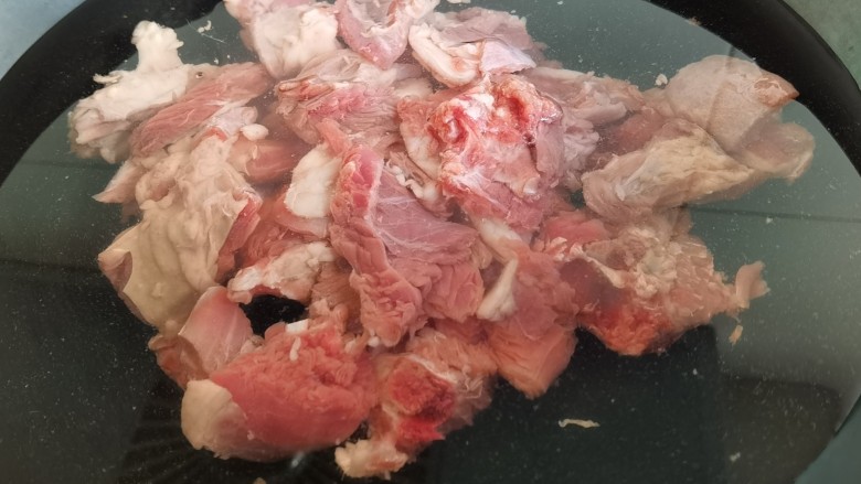 红焖羊肉土豆,锅里加入凉水,放入切好的羊肉,大火烧开给羊肉焯水。