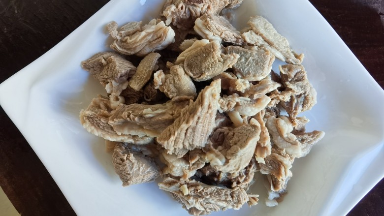 红焖羊肉土豆,焯水后的羊肉用温水冲洗干净,控水备用。