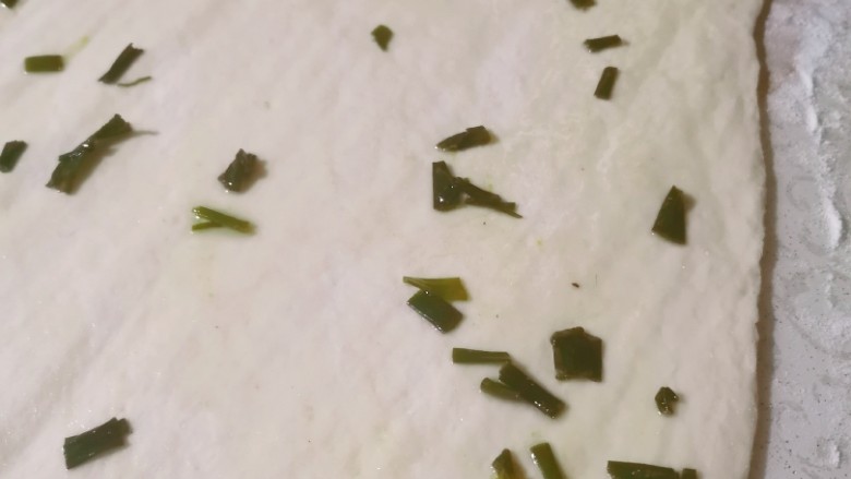香肠花卷,把面杆平，刷上葱和香肠