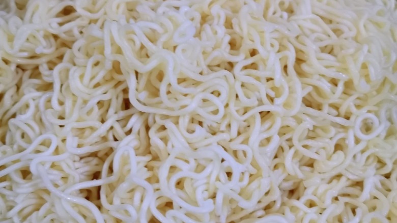 炒泡面,泡面开水泡好，放一旁备用