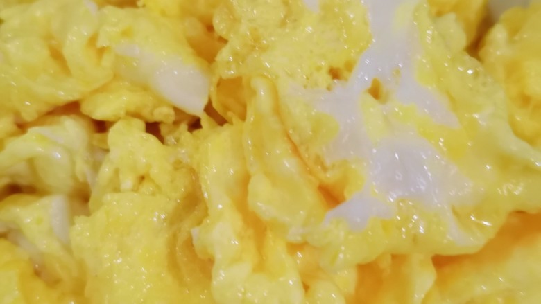 炒泡面,鸡蛋炒好，备用