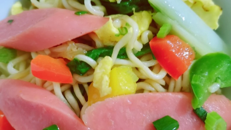 炒泡面,依次加入备用料，炒熟
