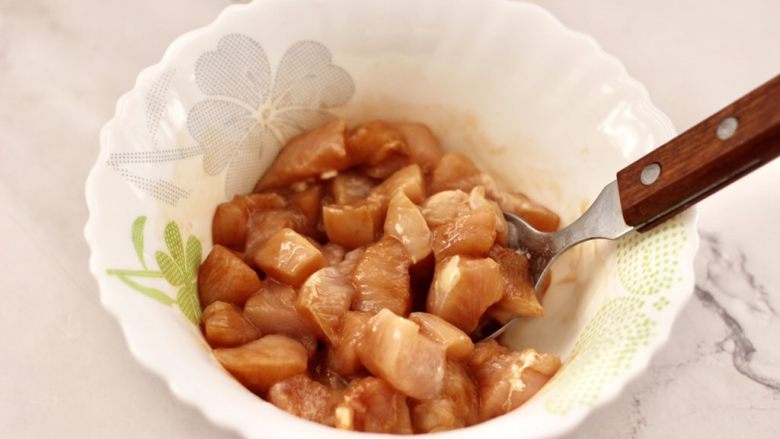 鸡丁核桃菠菜炒饭,把所有的食材混合搅拌均匀后,腌制半个小时。