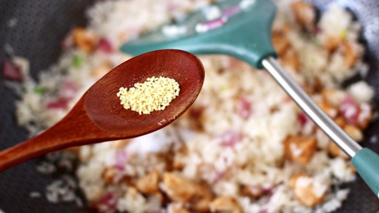 鸡丁核桃菠菜炒饭,最后加入<a style='color:red;display:inline-block;' href='/shicai/ 756'>鸡精</a>调味,大火继续翻炒均匀。