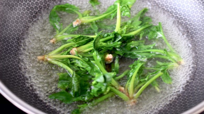 鸡丁核桃菠菜炒饭,锅中倒入适量的清水烧开,把<a style='color:red;display:inline-block;' href='/shicai/ 117'>菠菜</a>进行焯水,变色捞出过冷水后备用。