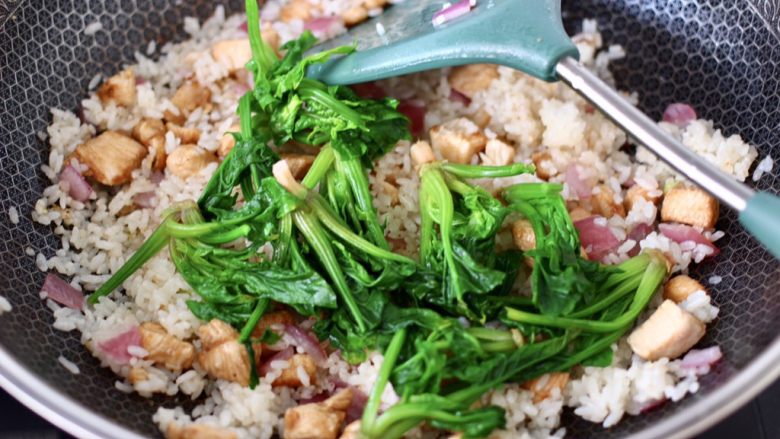 鸡丁核桃菠菜炒饭,加入焯好的菠菜。