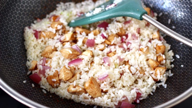 鸡丁核桃菠菜炒饭,加入打散的<a style='color:red;display:inline-block;' href='/shicai/ 507'>米饭</a>,翻炒均匀。
