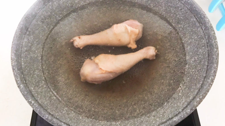 蜜汁鸡腿,鸡腿冷水下锅,水开后焯水5分钟