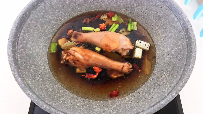 蜜汁鸡腿,加入开水,水量没过鸡腿