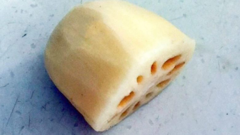 鲜虾饼,鲜藕半个,削皮后清洗