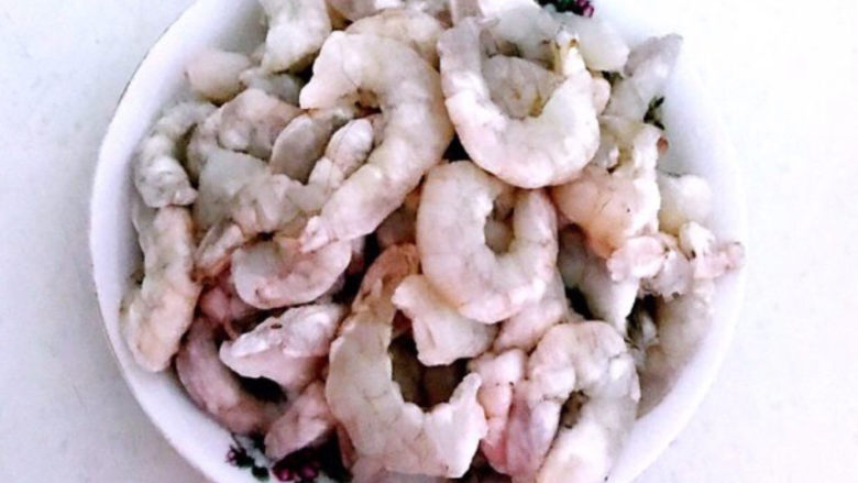 鲜虾饼,虾仁清洗干净,挑出虾线