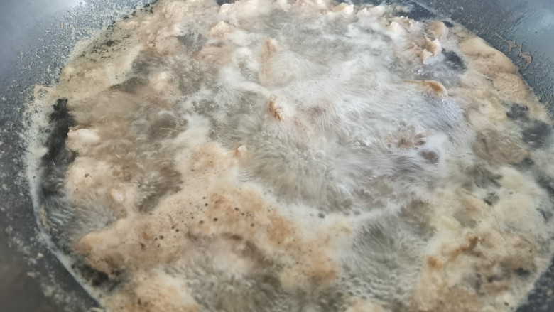 红焖羊肉土豆,羊肉焯水能很好的去除羊肉内部的杂质与血污,看看这满锅的血沫,所以说焯水这一步坚决不要省去。