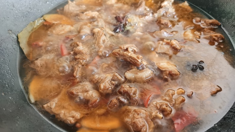 红焖羊肉土豆,加入莫过羊肉的热水,大火烧开。