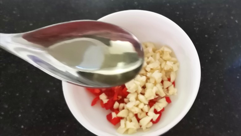 酸辣黄瓜条,把热油淋在蒜末,小米辣中爆香