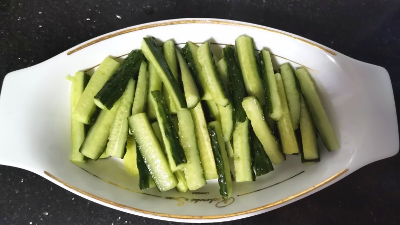 酸辣黄瓜条,腌好的黄瓜挤一下水,摆入盘中