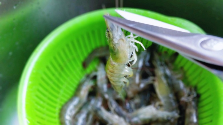 白灼大虾,首先处理鲜虾,将爪子剪掉。