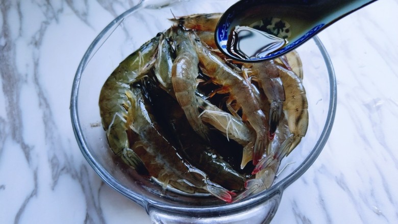 白灼大虾,淋上1小勺生抽,搅拌均匀。