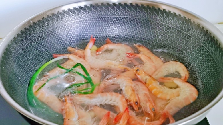 白灼大虾,水开后下入虾,大火煮至虾变色。