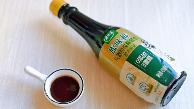 白灼大虾,准备蘸料,原味鲜,<a style='color:red;display:inline-block;' href='/shicai/ 3738'>芝麻油</a>。