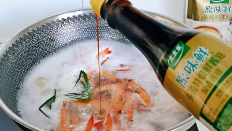 白灼大虾,再倒入一小勺酱油,关火出锅。