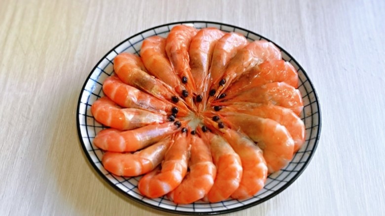 白灼大虾,捞出后摆盘,可以随意摆。