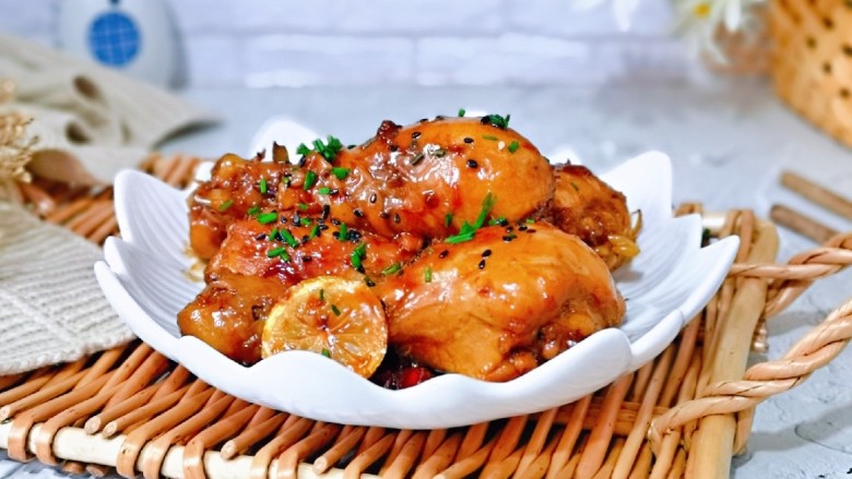 蜜汁鸡腿,色泽鲜亮,富有光泽;口感微咸中带点酸,能够衬托出肉的鲜香,回味十足。