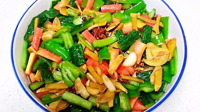 酸辣黄瓜条,调匀后盖上保鲜膜,腌制入味6个小时左右即可