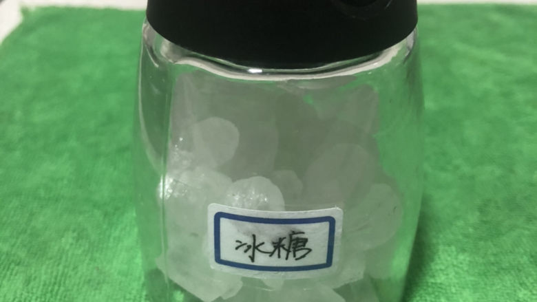 百香果汁,放入4-6块冰糖,替代品:蜂蜜,白糖