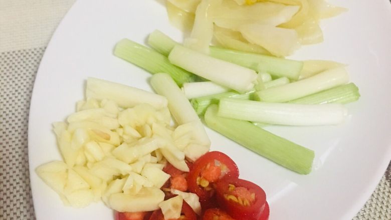 爆炒酸菜鲜鱿鱼,准备配料