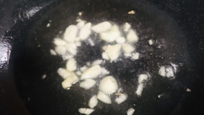爆炒酸菜鲜鱿鱼,先爆香蒜头