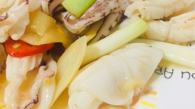 爆炒酸菜鲜鱿鱼,装盘上桌
