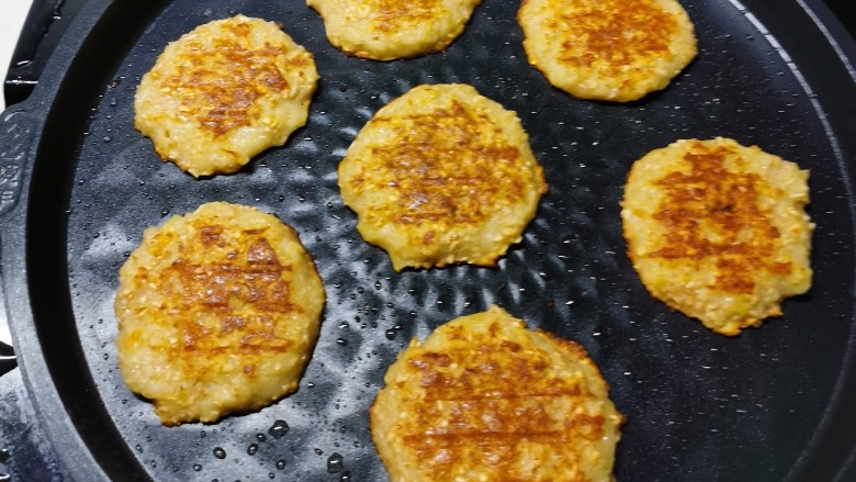 苹果饼,煎烤机继续工作2分钟 此时上盘还有余温 两面金黄