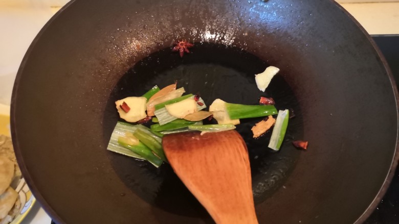 五香素鸡,锅留底油,下香料炒出香味