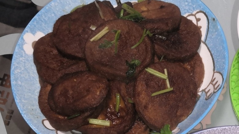 五香素鸡,最后撒小葱,香菜点缀