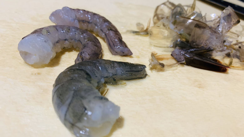 鲜虾饼,剥虾壳;