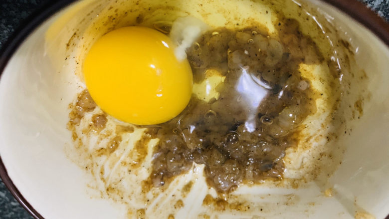 鲜虾饼,打入一个鸡蛋,将鸡蛋和腌制好的鲜虾搅拌均匀;