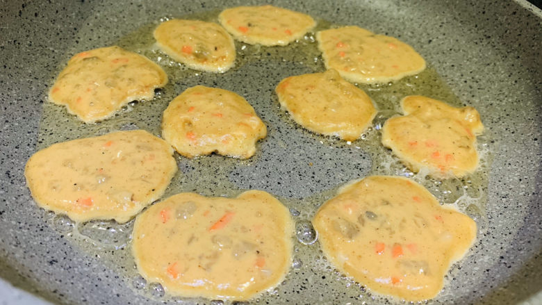 鲜虾饼,中小火慢煎;