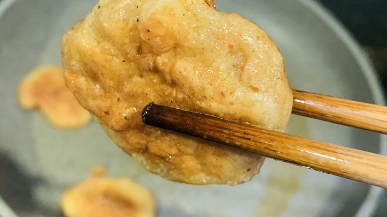 鲜虾饼,两面呈金黄色即可出锅;