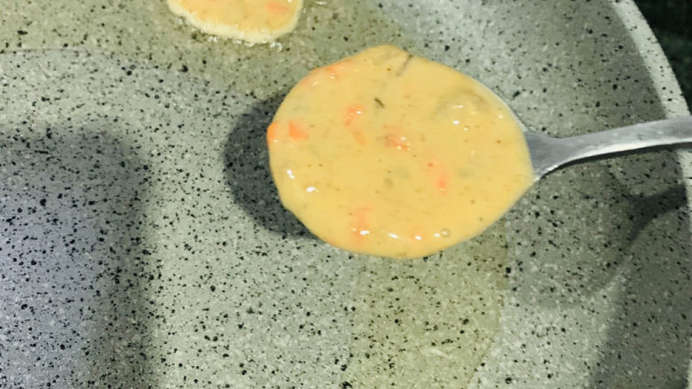 鲜虾饼,锅里加些油,比平时炒菜的油多些,加热,然后用勺子🥄把鲜虾糊放入锅内;