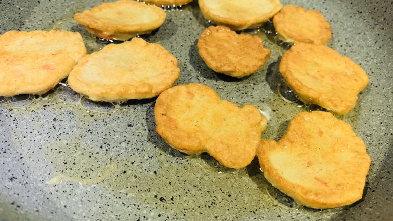 鲜虾饼,一面金黄,翻另一面继续小火煎;
