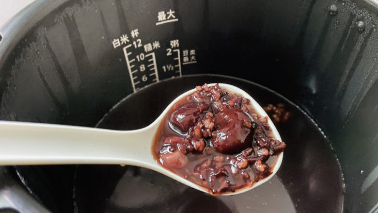红枣黑米粥,煮熟的黑米粥