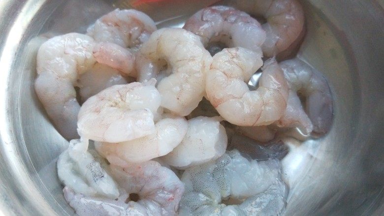 鲜虾饼,炸虾去掉虾线洗干净,我用来做两个菜谱用的。