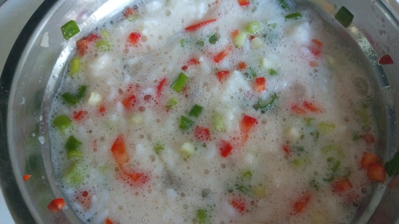 鲜虾饼,把蛋青搅拌均匀,起泡泡即可。