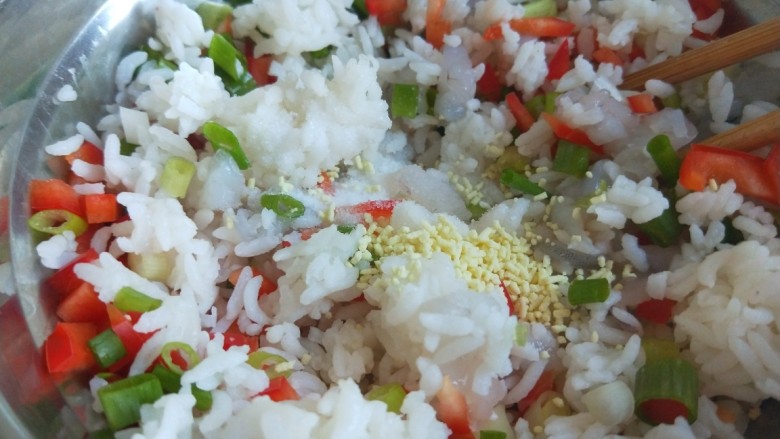 鲜虾饼,加入适量盐,<a style='color:red;display:inline-block;' href='/shicai/ 756'>鸡精</a>。
