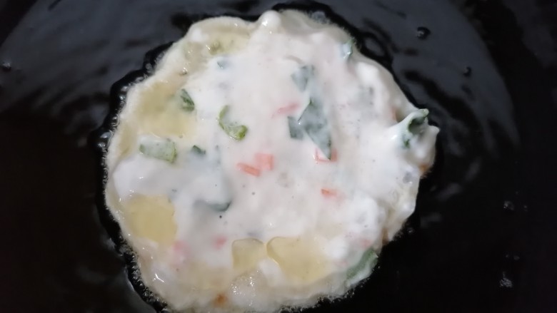 鲜虾饼,锅内放油烧热,用勺子挖一勺面糊到锅子里,尽量弄圆点。