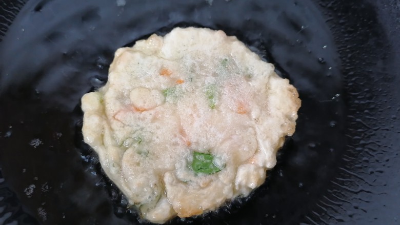 鲜虾饼,一面煎熟翻一面继续煎,两面煎至金黄即可